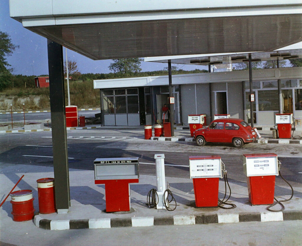 Az üzemanyag nem válogat 2 M7-es, benzinkút a 94-es km-nél. (1971)Fortepan / UVATERV